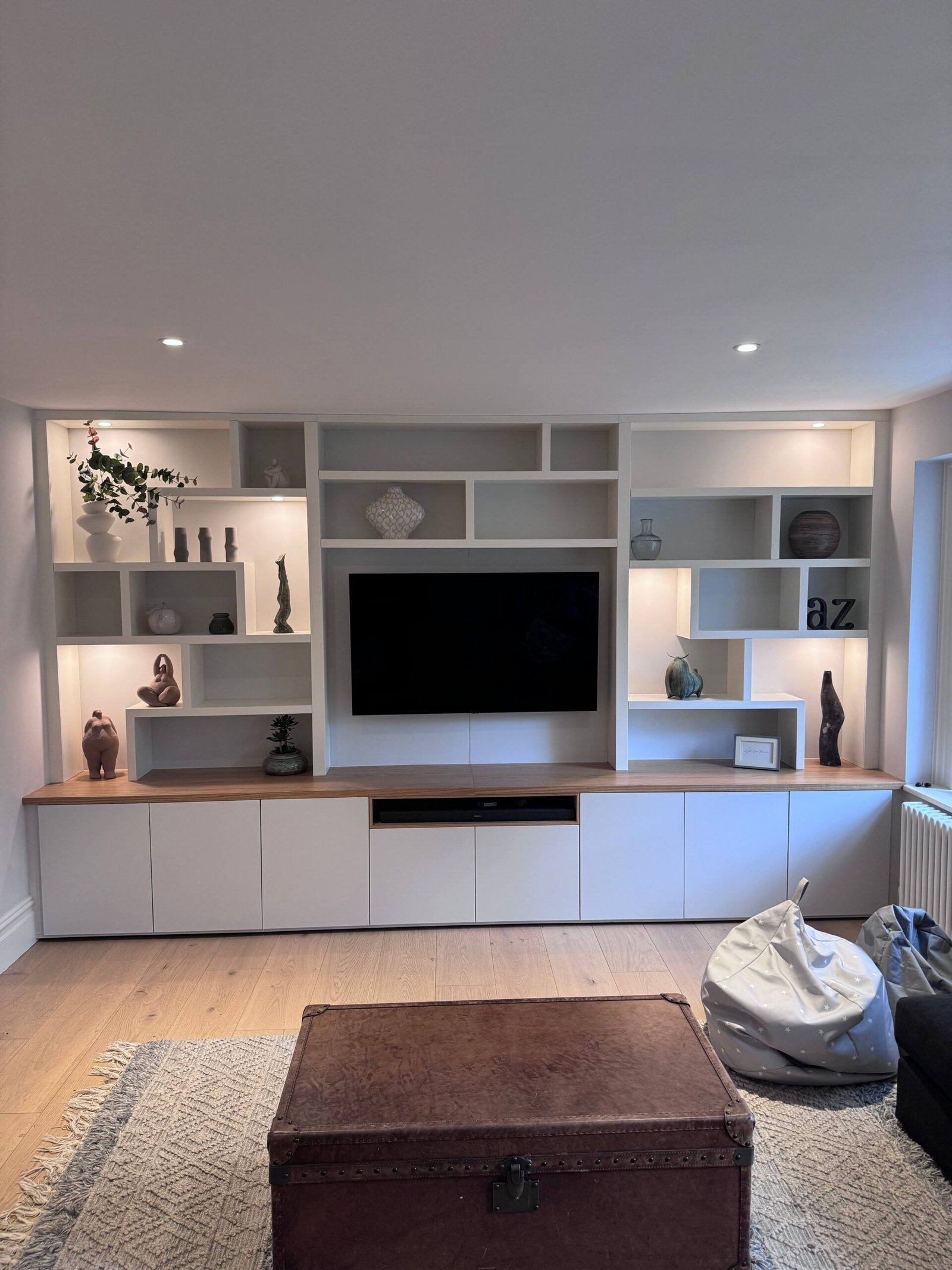 white-media-wall-butil-in-shelving-tv